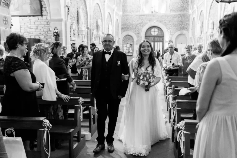la mariée s'approche vers l'autel avec son papa - Armen Hambardzumian