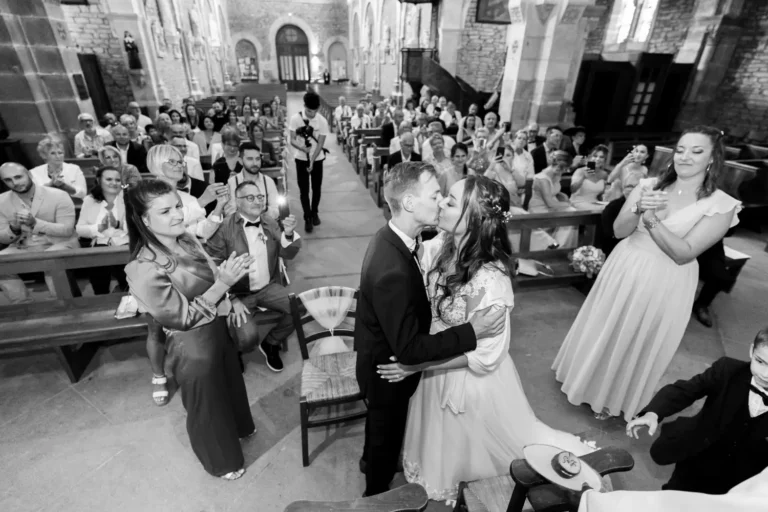 le premier baiser des mariés à l'église de Vonnas - Armen Hambardzumian