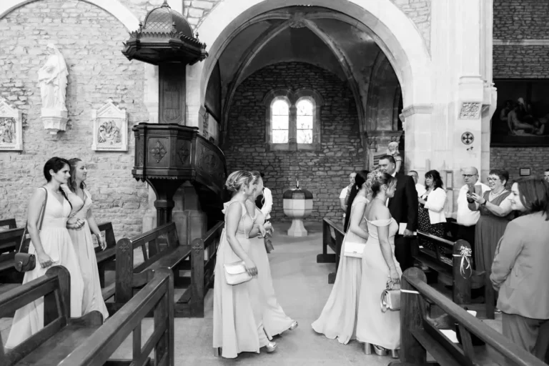 les demoiselles d'honneur rentrent à l'église de Vonnas - Armen Hambardzumian