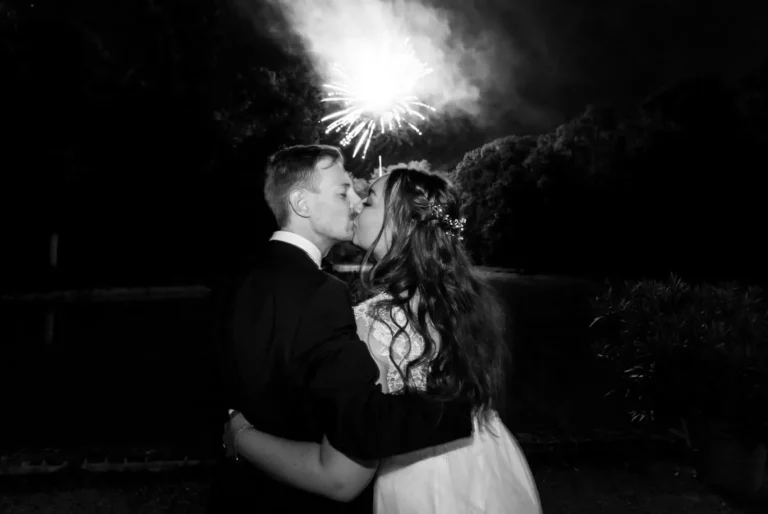 mariés regardant les feux d'artifices lors de la soirée de mariage au chateau d'Epyssole