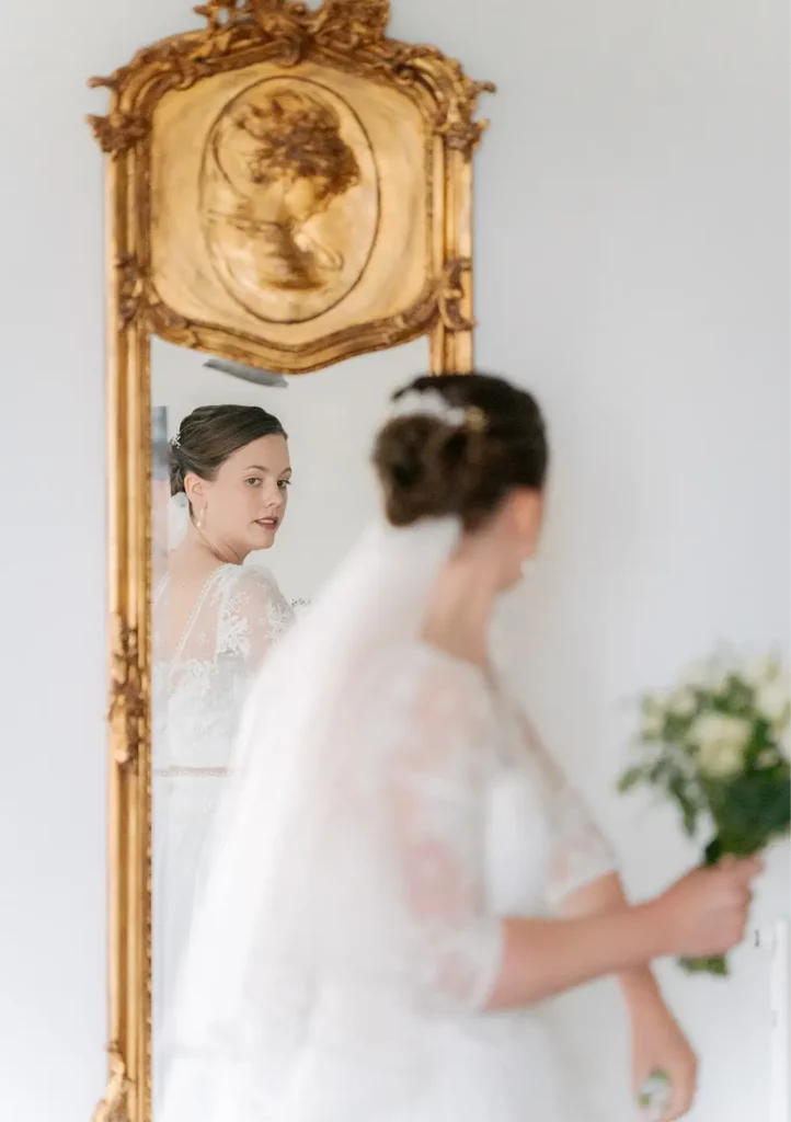 la mariée se regarde dans le miroir avant la cérémonie - Armen Hambardzumian