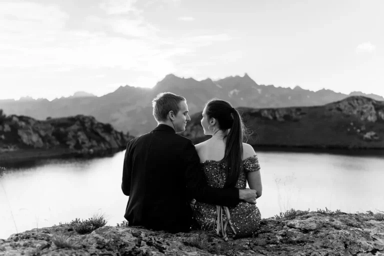 séance engagement au bord du lac dans les montagnes leur photographe de mariage idéal