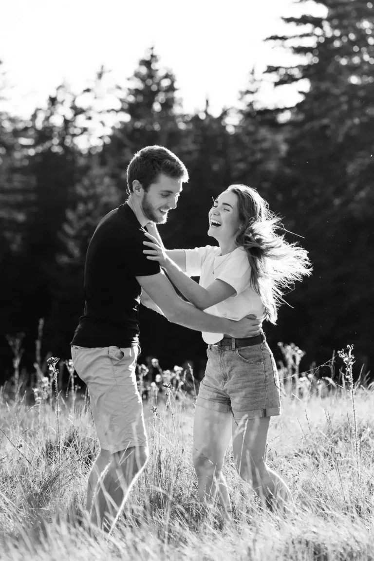 un couple danse au milieu des champs