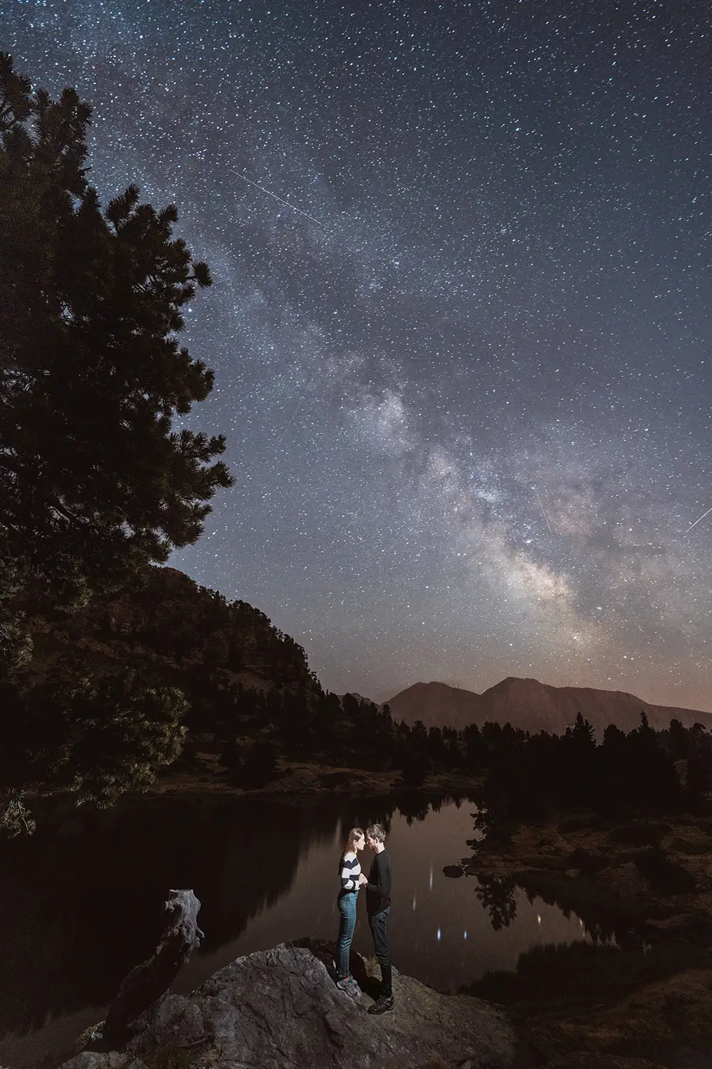 un couple sous le ciel étoilé au Lac Achard à 38410 Chamrousse - Armen Hambardzumianb