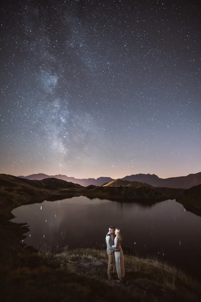 un couple sous le ciel étoilé au Lac Noir