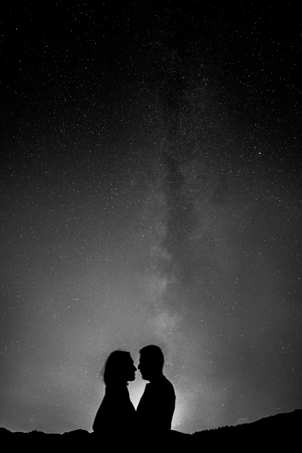 un couple sous le ciel étoilé dans les Alpes