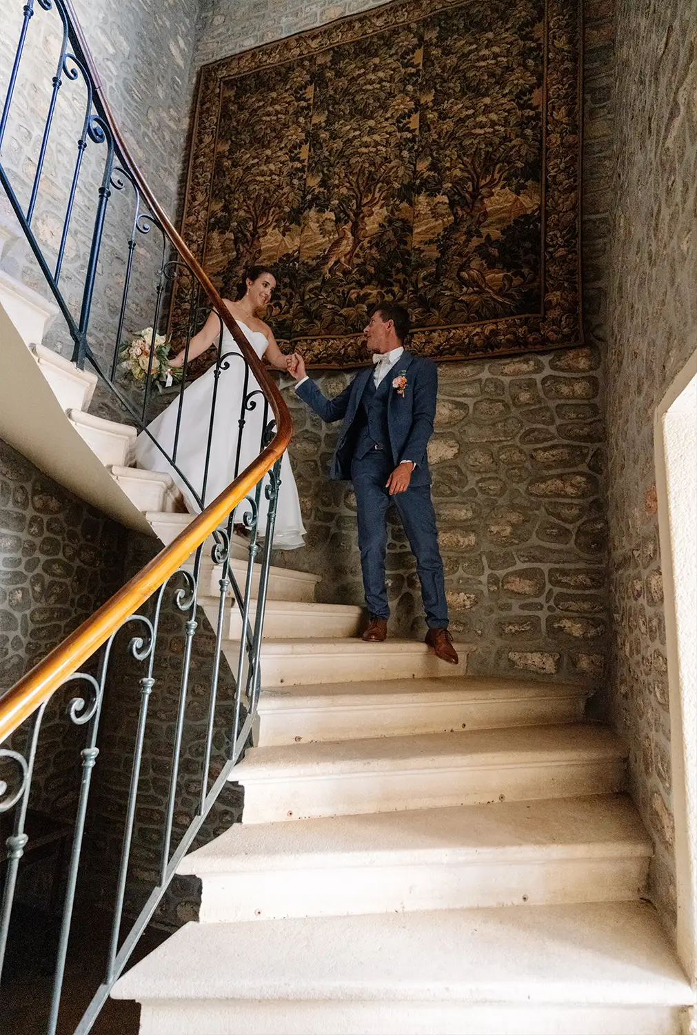 Les mariés descendent par les escaliers du Château Champ-Renard