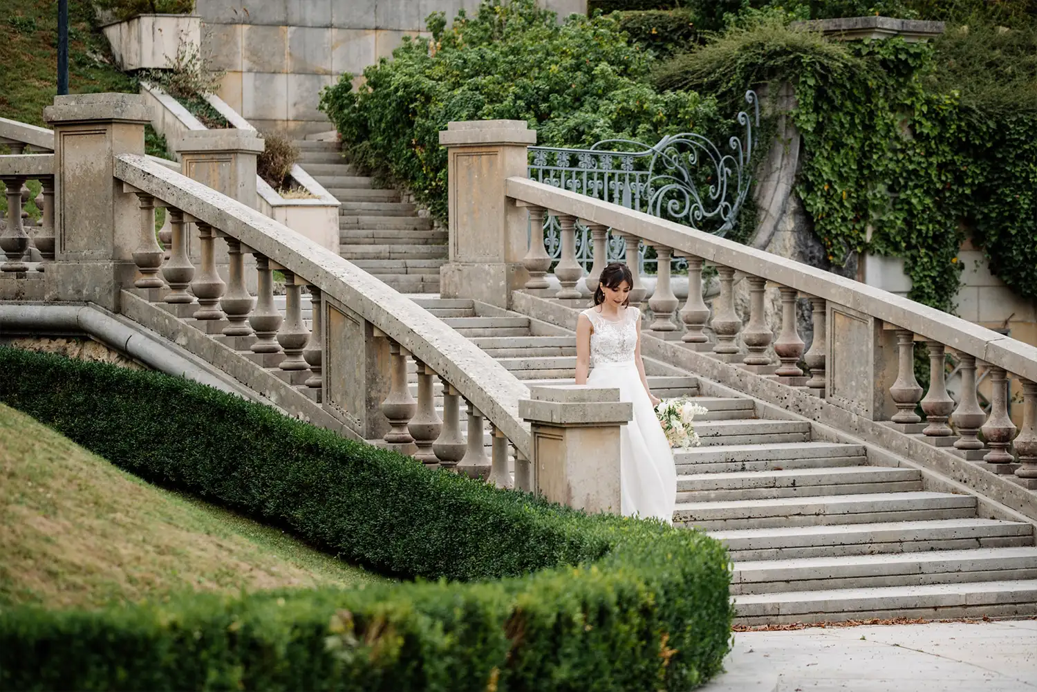 La mariée descend les escaliers du Palace de Menthon