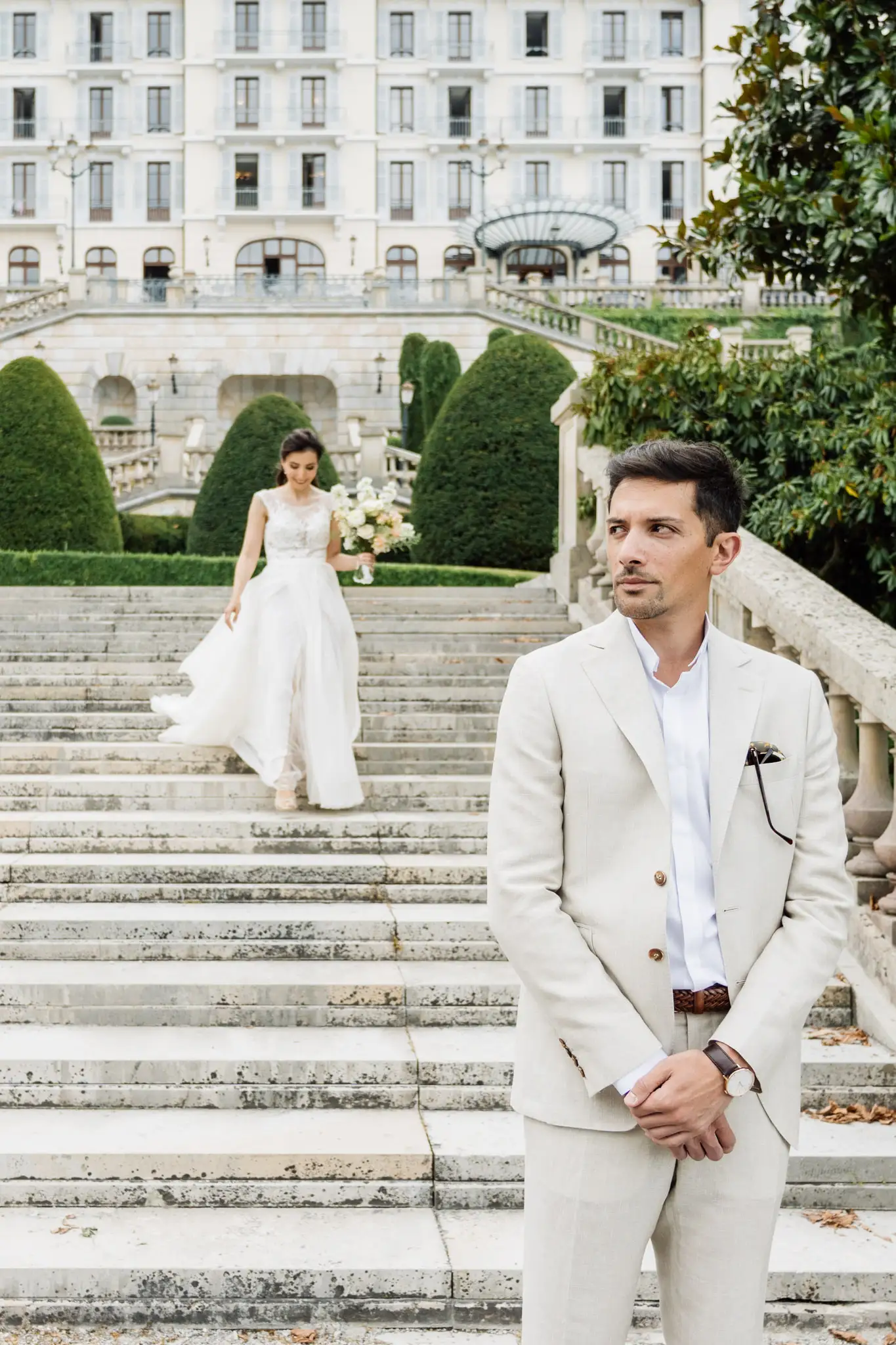Le marié attend la mariée pour le premier regard au Palace de Menthon