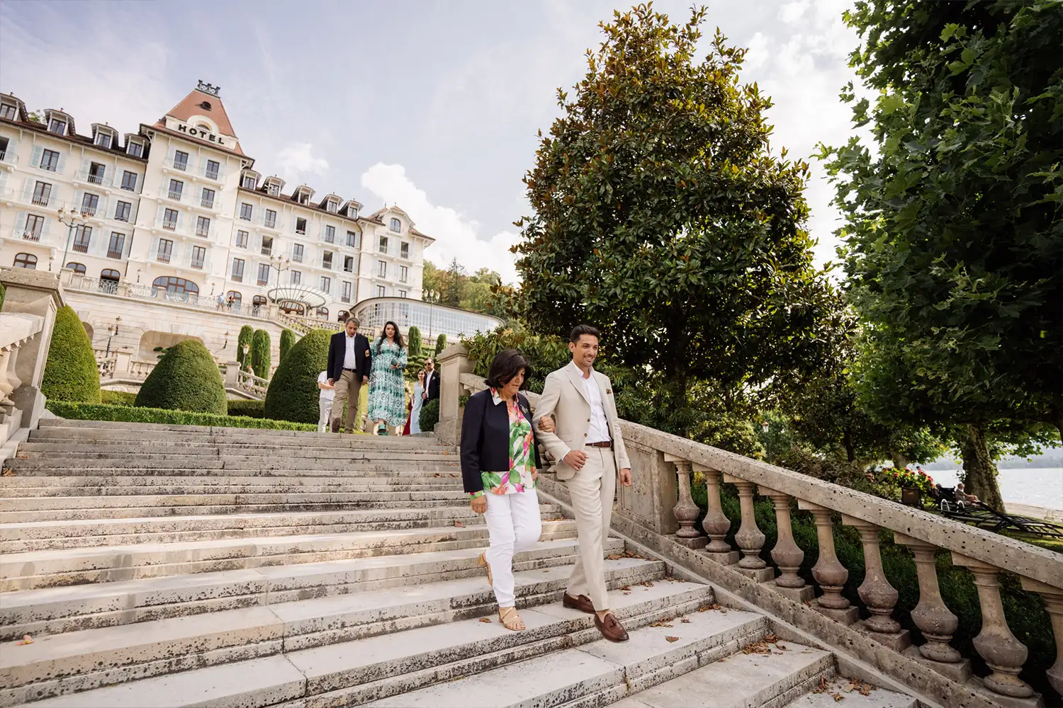 Le marié descend les escaliers avec sa maman du Palace de Menthon