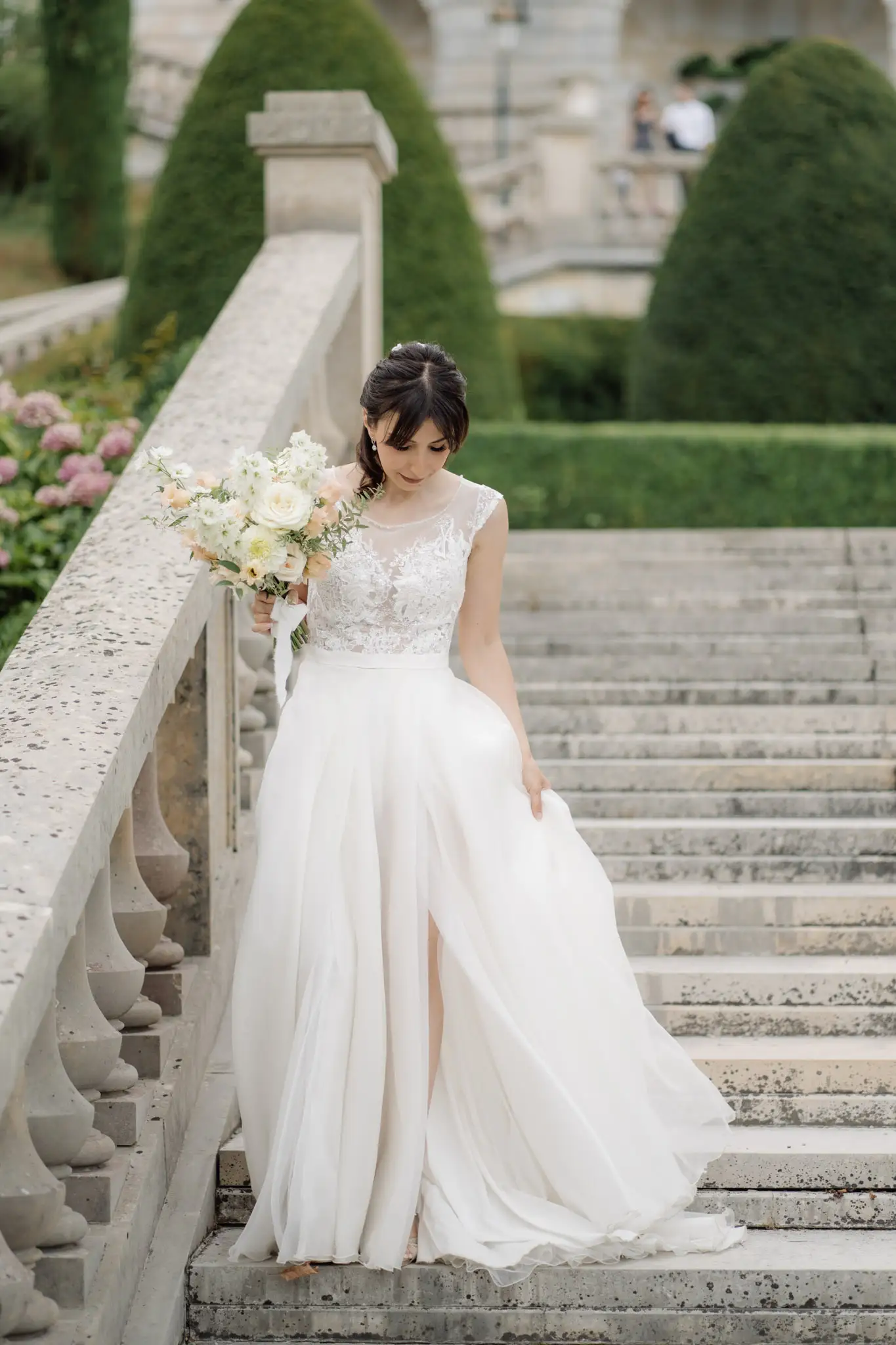 Une photo de la mariée qui descend les escaliers du Palace de Menthon