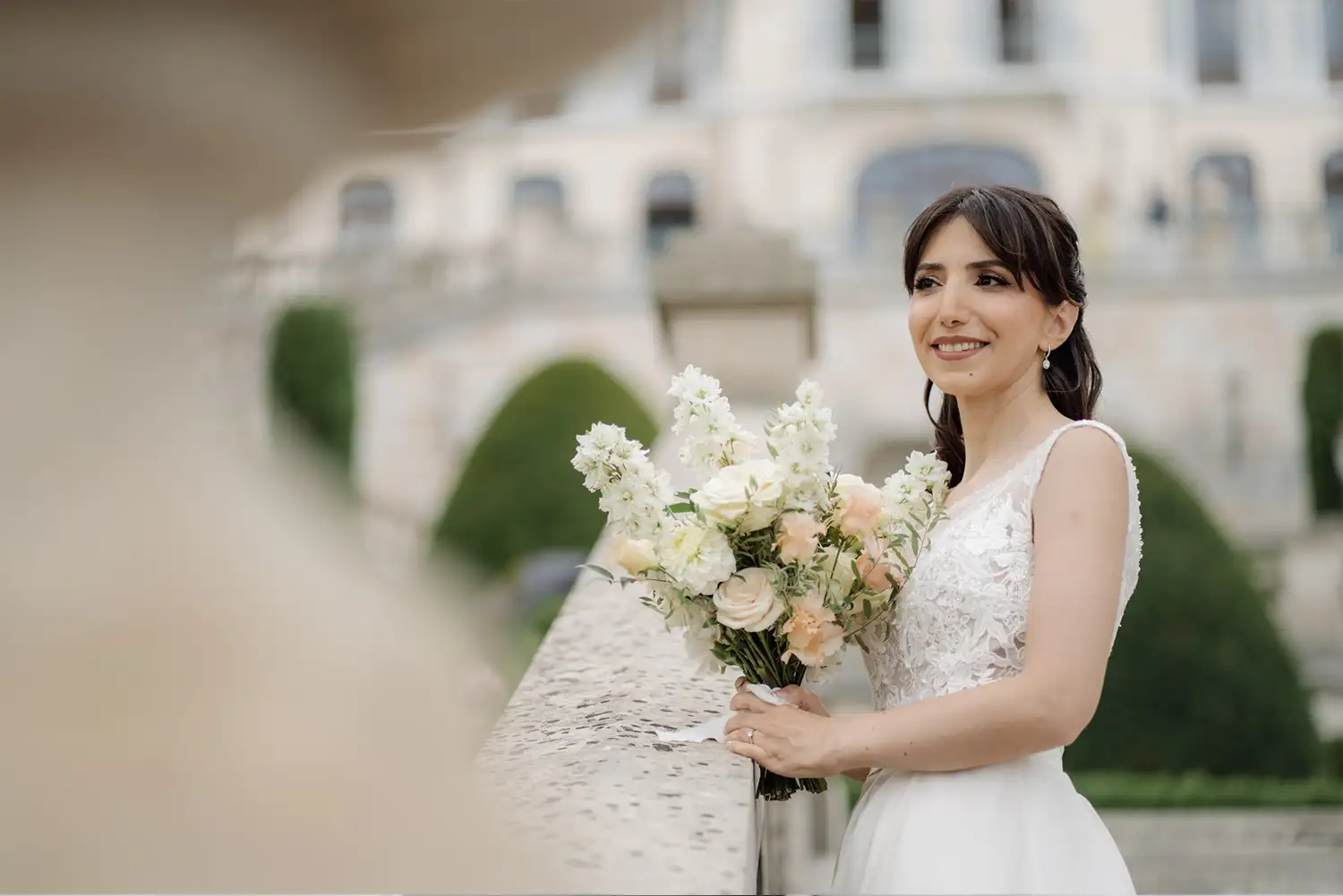 Une photo de la mariée vers les escaliers du Palace de Menthon
